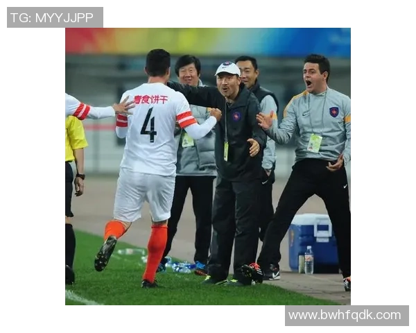 从绿茵场到教练席足球明星的转型之路与成功秘诀