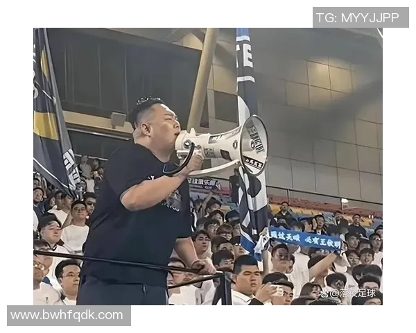 机场足球明星受伤视频引发热议球迷纷纷表达关心与支持 机场足球明星受伤视频引发热议球迷纷纷表达关心与支持